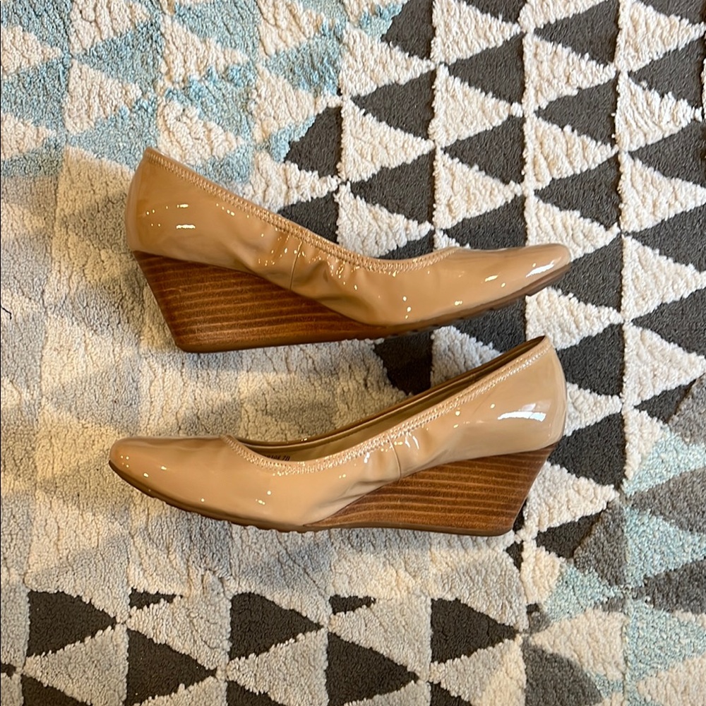 Cole Haan Polished Classic Beige Nude Wedge Pumps 2.5” Heels/ Woman/ Size 7